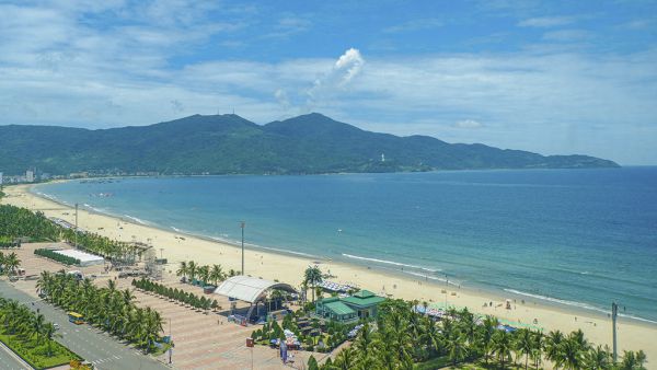 Khung cảnh rất đẹp và thơ mộng của biển Mỹ Khê