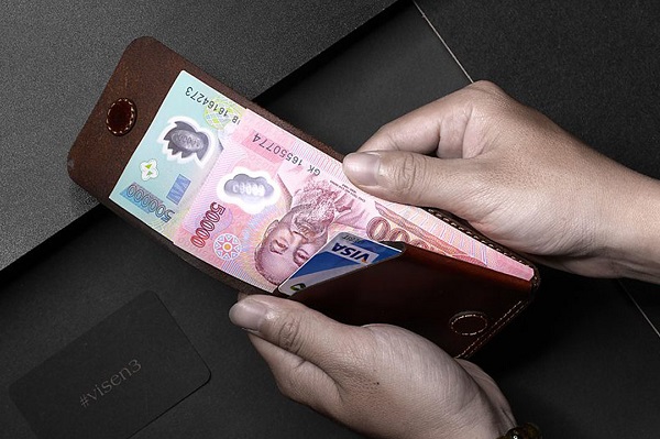 mang quá nhiều tiền mặt khi đi du lịch