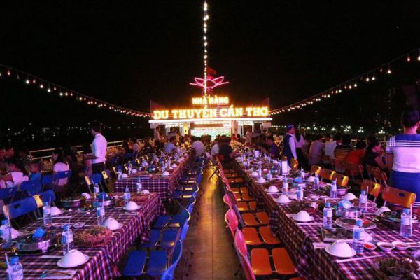 Du thuyền trên bến Ninh Kiều
