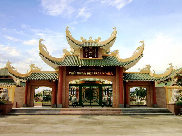 Cổng tam quan Khu tưởng niệm thủ khoa Bùi Hữu Nghĩa