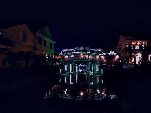 Chùa Cầu Hội An về đêm luôn rực rỡ ánh đèn, mộc mạc nhưng đầy bí ẩn