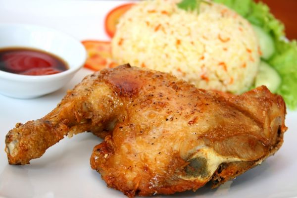 Cơm gà xối mỡ quán 68 Lê Trung Nghĩa