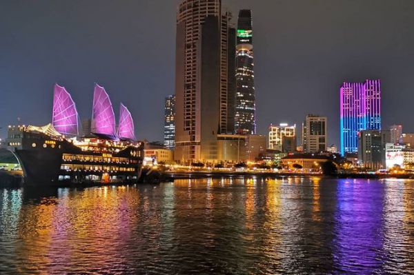 Du thuyền trên sông Sài Gòn ban đêm
