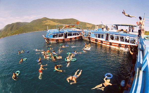 Tiệc bar nổi trên biển
