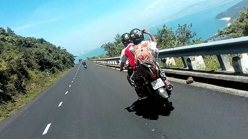“Phượt” bằng xe máy dành cho những ai thích phiêu lưu khám phá