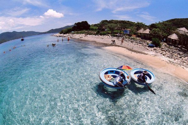 Ngắm san hô bằng tàu đáy kính tại Hòn Mun