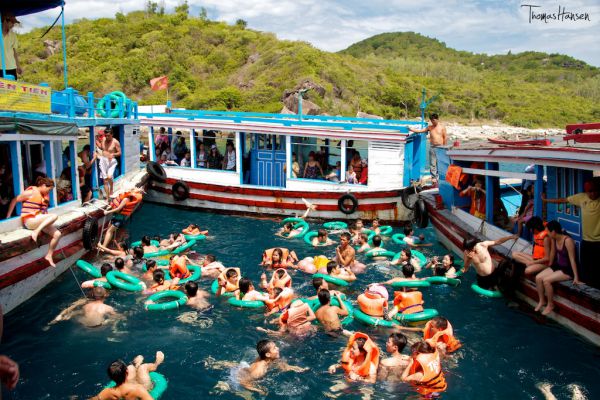 Tiệc bar nổi trên bãi Tranh