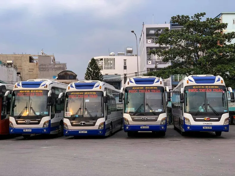 Xe khách là phương tiện di chuyển từ Tuy Hòa đi Quy Nhơn nhanh chóng, tiện lợi nhất