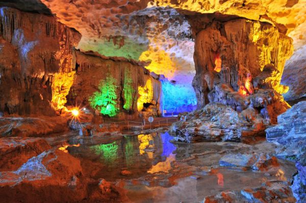 Vẻ đẹp huyền bí, kỳ diệu của hang Sửng Sốt