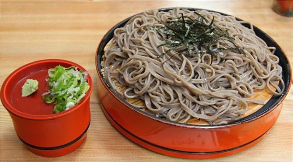 Người Nhật Bản ăn mì Soba trong tết truyền thống