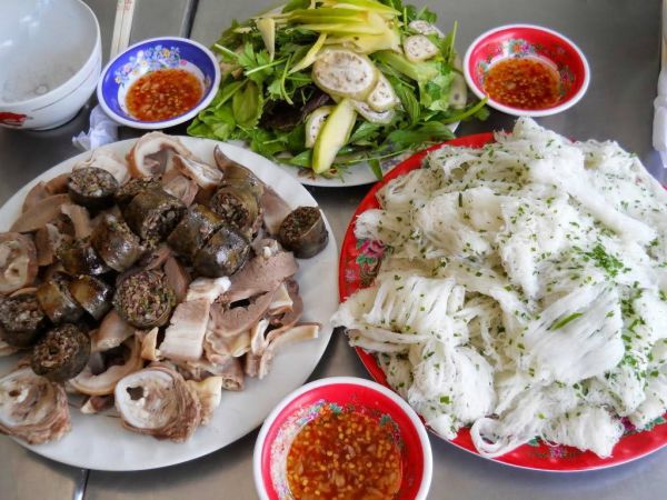 Bánh hỏi cháo lòng dân dã mà cực ngon