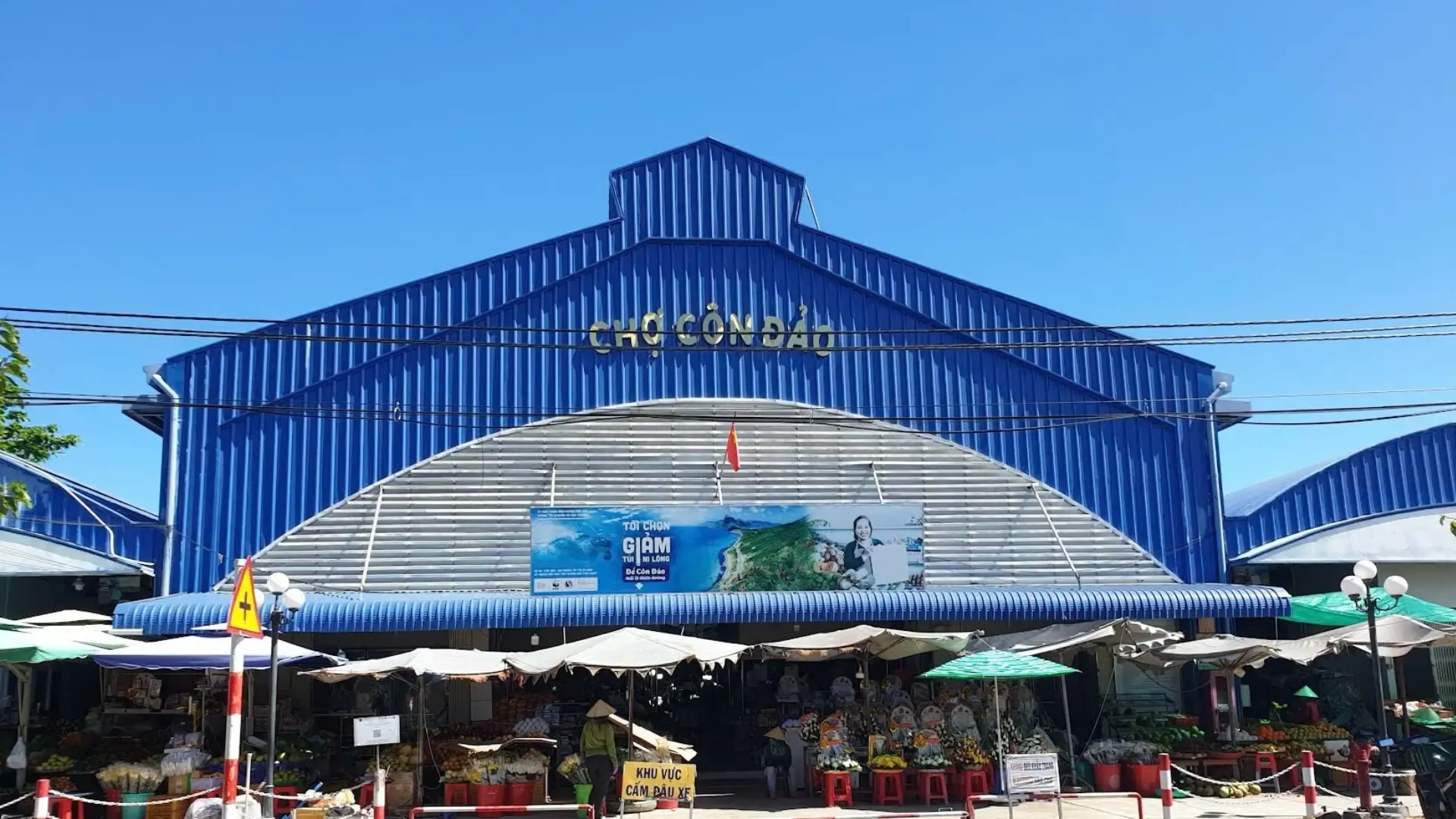 Chợ Côn Đảo mang không khí giản dị và gần gũi của người dân nơi đây