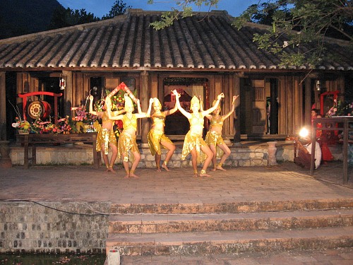 Biển diễn múa Chăm tại Hoàng Hoa Thôn