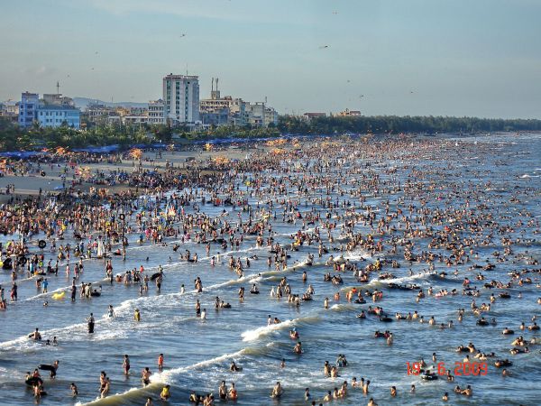 Bãi biển Sầm Sơn đông khách ngày hè