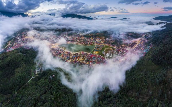 Từ đỉnh núi Hàm Rồng nhìn xuống thị trấn Sapa