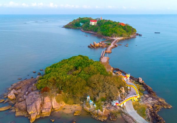Hòn Đá Bạc nhìn từ trên cao
