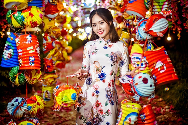 Các bạn gái sẽ được dịp tạo dáng chụp ảnh cùng những sắc đỏ tại phố hàng Mã