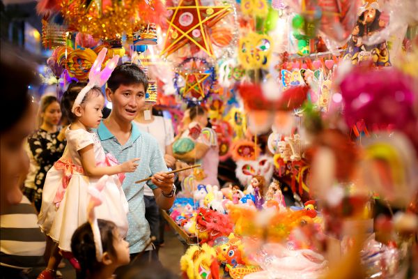 Đến phố Lương Nhữ Học bạn sẽ được đắm chìm trong màu sắc rực rỡ của lồng đèn