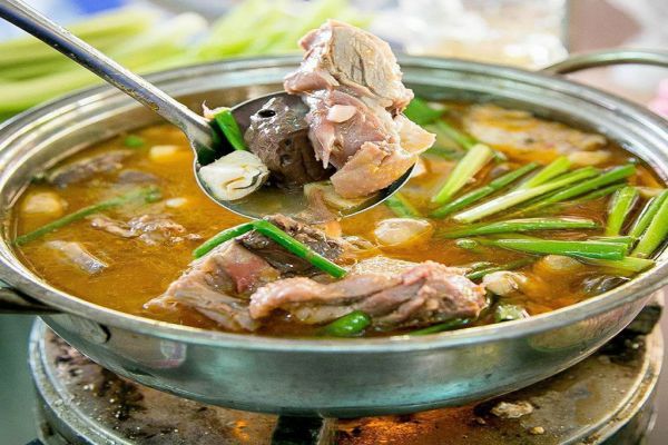 Món Lẩu vịt nấu chao Thành Giao lạ miệng mà ngon đáo để