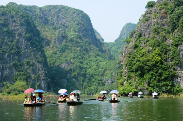Du khách sẽ được lênh đênh trên thuyền để chiêm ngưỡng một miền sông nước đẹp như tranh