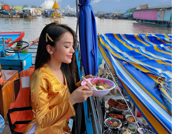Thưởng thức món ăn ngon trên chợ nổi
