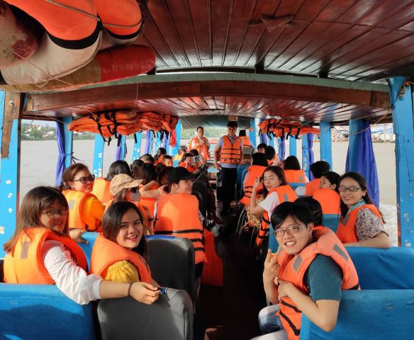 Đi xuồng đến chợ nổi