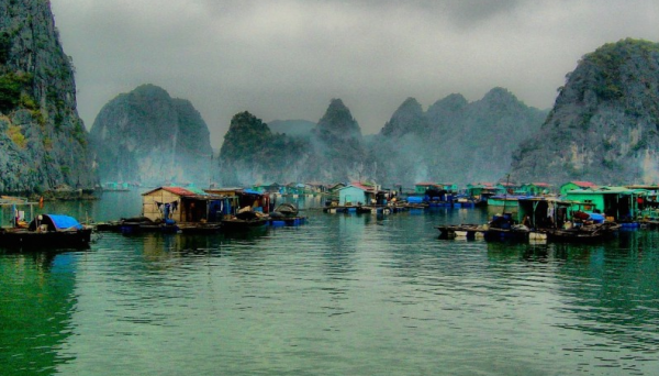 Làng chài Cửa Vạn