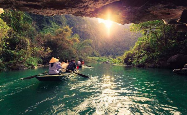 Đi thuyền tham quan khu du lịch sinh thái Tràng An