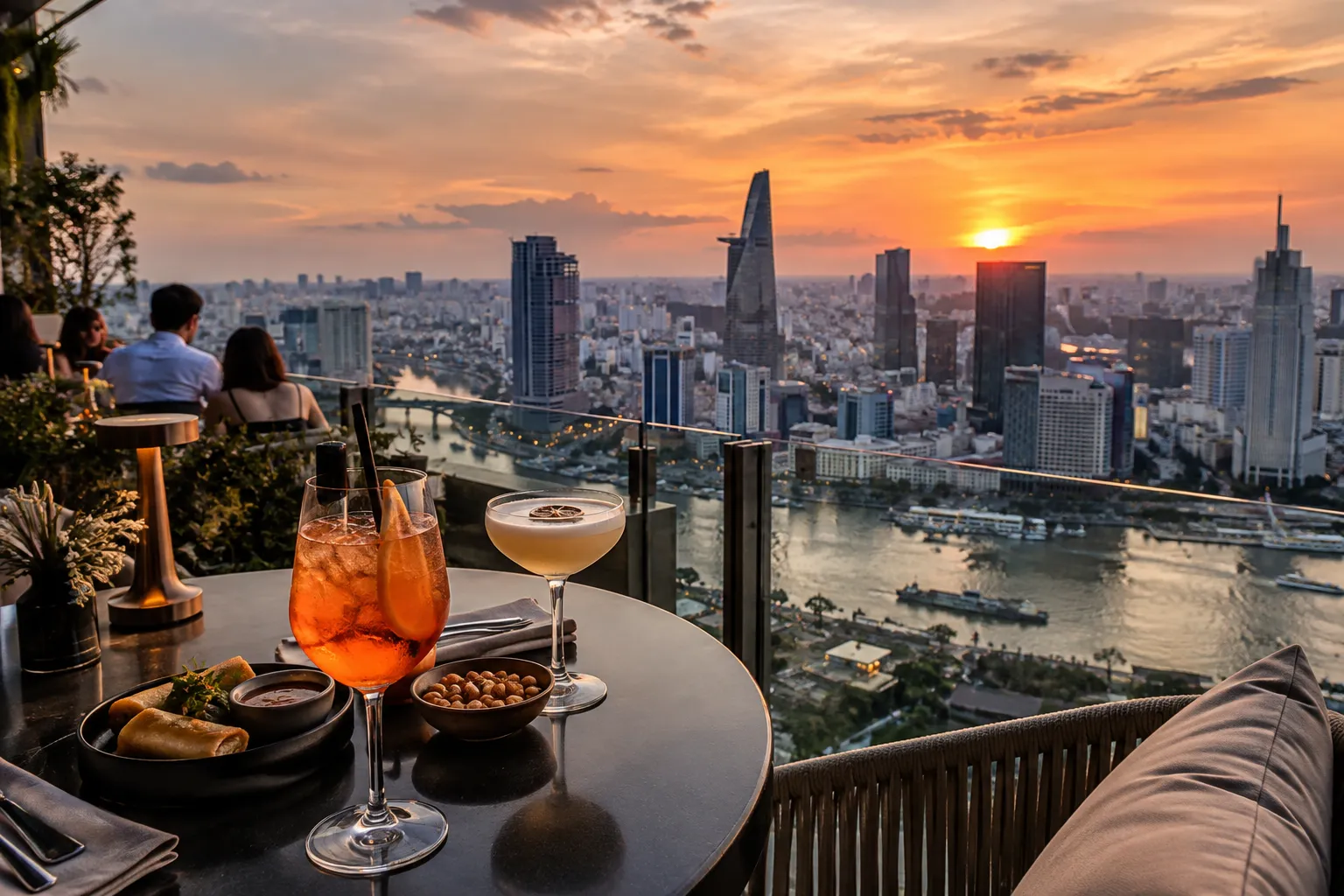 Rooftop ngắm hoàng hôn toàn cảnh Sài Gòn