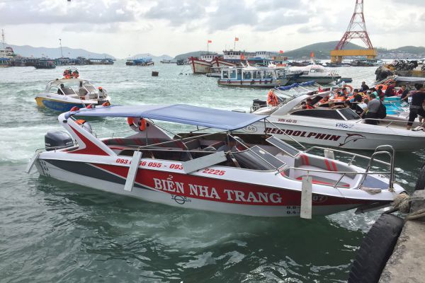 Đến Ninh Vân bằng cano