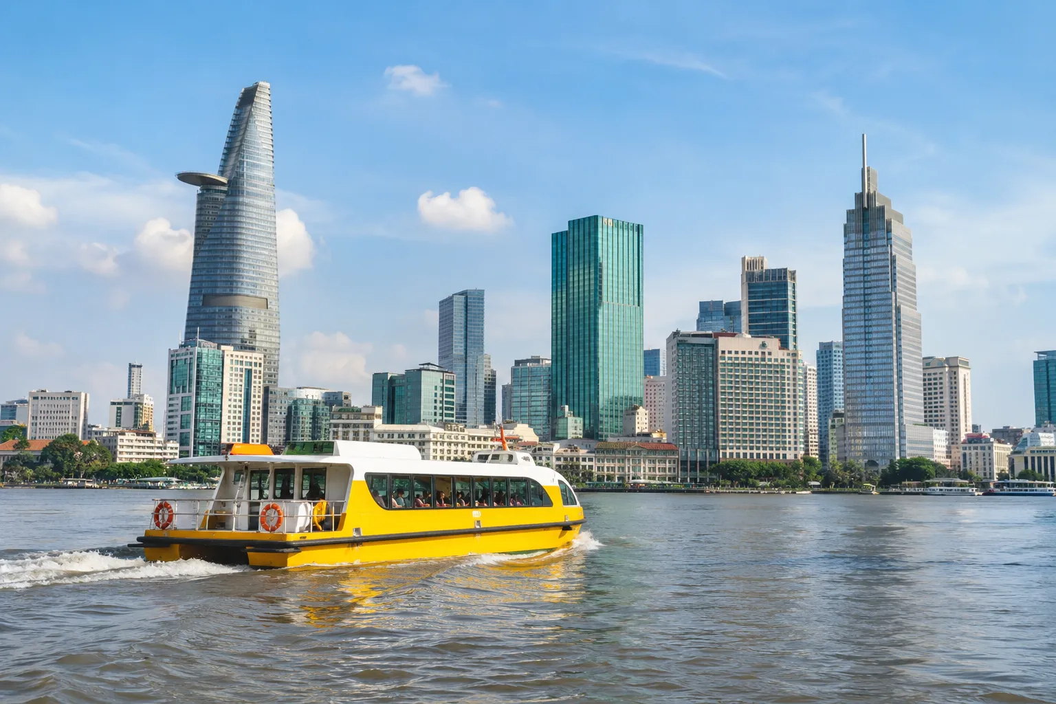 Waterbus trên sông Sài Gòn giữa trung tâm hiện đại