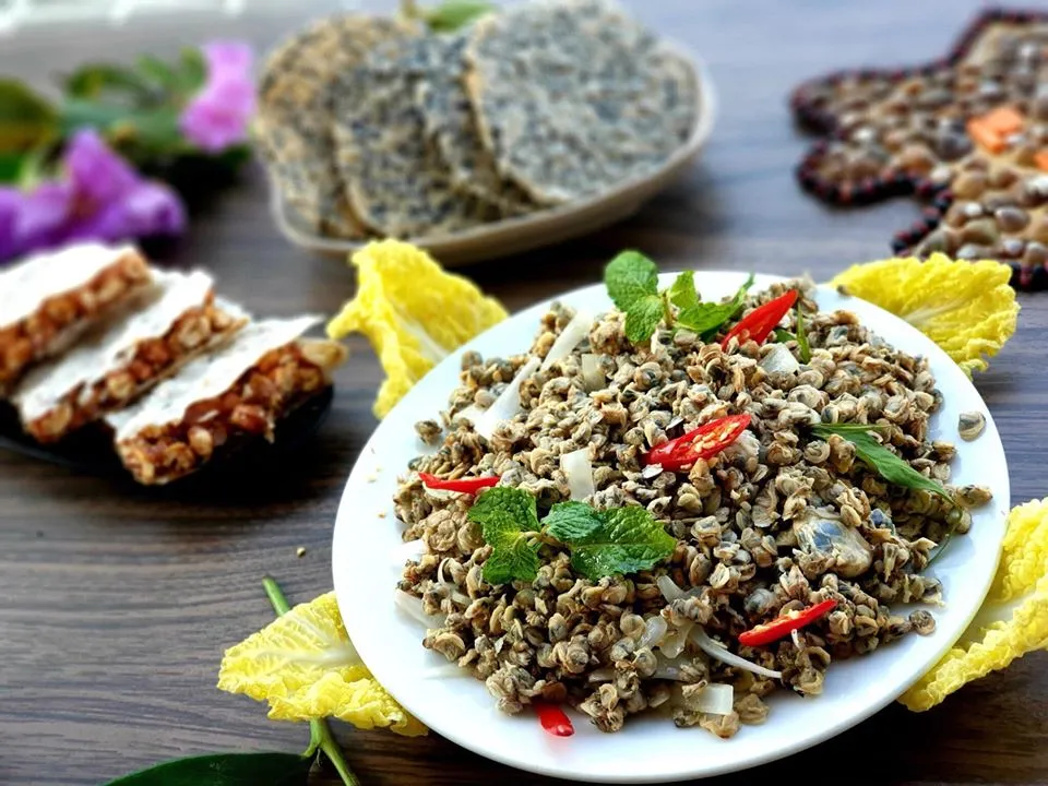 Hến xúc bánh đa là đặc sản nổi tiếng xứ Nghệ