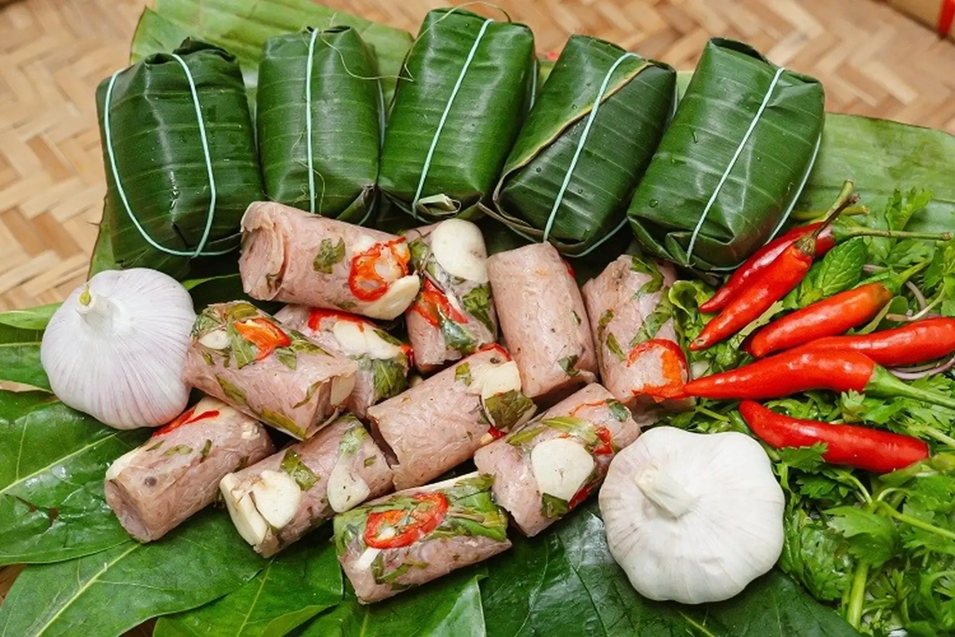 Nem chua Thanh Hóa là món được nhiều du khách mua làm quà