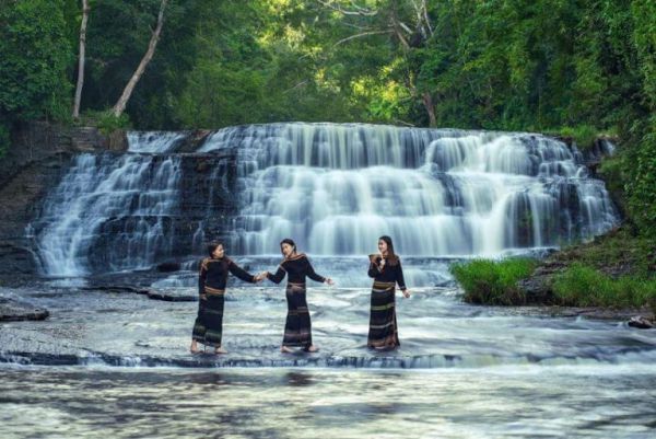 Những cô gái Buôn Mê Thuột bên Thác Thủy Tiên hùng vĩ.