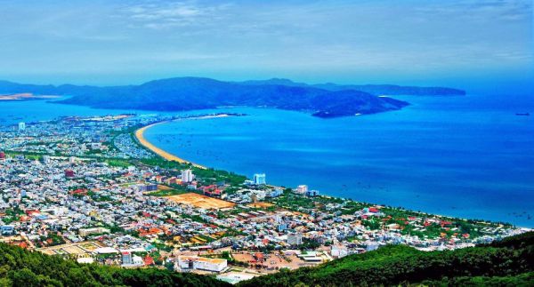Bãi biển Vầng trăng khuyết nằm ngay trung tâm thành phố Quy Nhơn