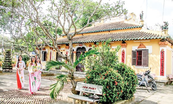 Làng Long Tuyền còn rất nhiền kiến trúc cổ đáng để tham quan
