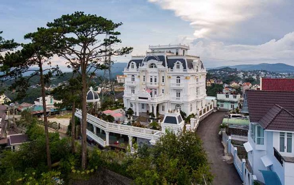 Sepia Hotel nằm trên ngọn đồi cao lộng gió và thoáng mát