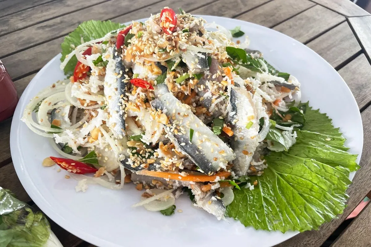 Gỏi cá trích là đặc sản tươi ngon của thiên đường đảo ngọc