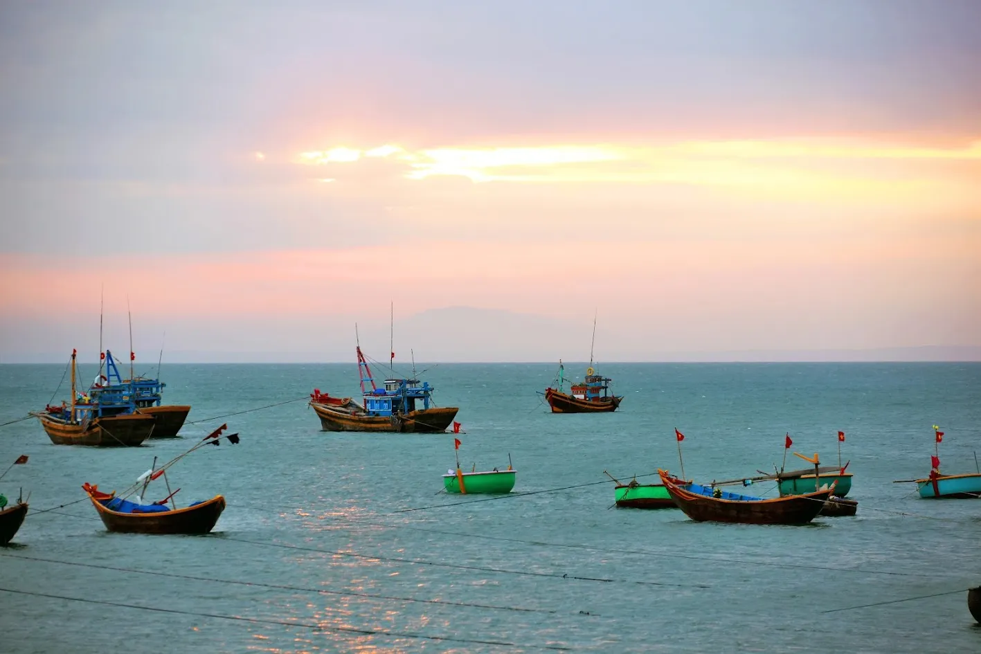 Thưởng thức khung cảnh bình minh tuyệt đẹp tại làng chài Hàm Ninh