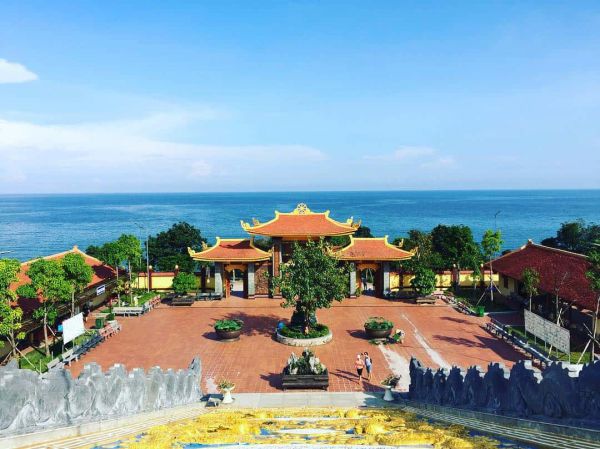 Đứng tại chùa Hộ Quốc có thể phóng tầm mắt ra biển cả mênh mông