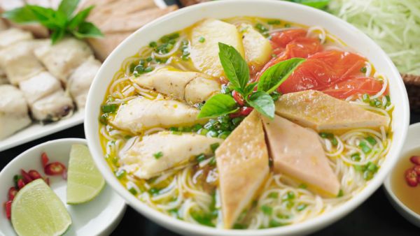 Bún chả cá là đặc sản du khách nhất định phải nếm thử khi du lịch Đà Nẵng tháng 6