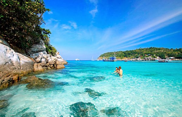 Làn nước trong vắt nhìn thấy đáy tại Cù Lao Chàm