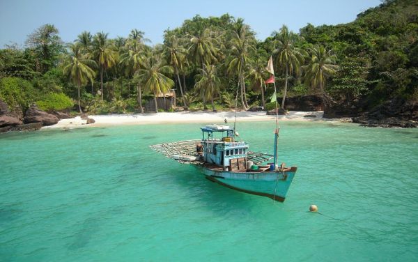 Tàu thuyền đi thăm các đảo ở Phú Quốc