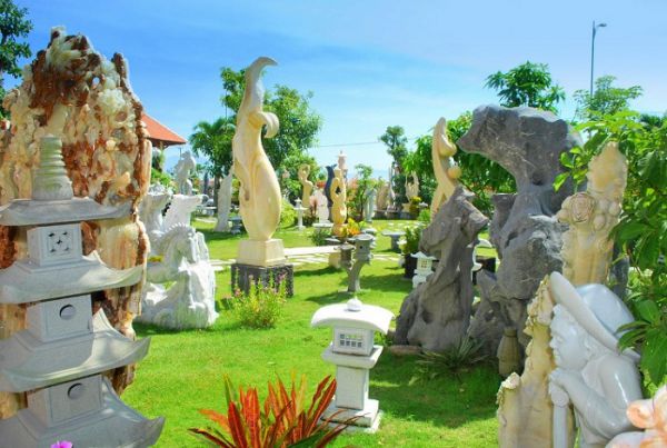 Làng điêu khắc đá mỹ nghệ Non Nước nằm ngay dưới chân dãy núi Ngũ Hành Sơn