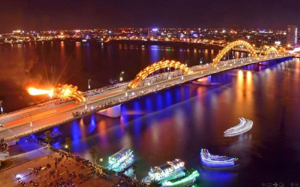 Phun lửa tại cầu Rồng