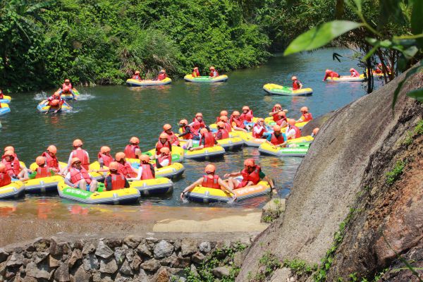 trượt thác bằng xuồng cao su ở Phú Hoà Thành