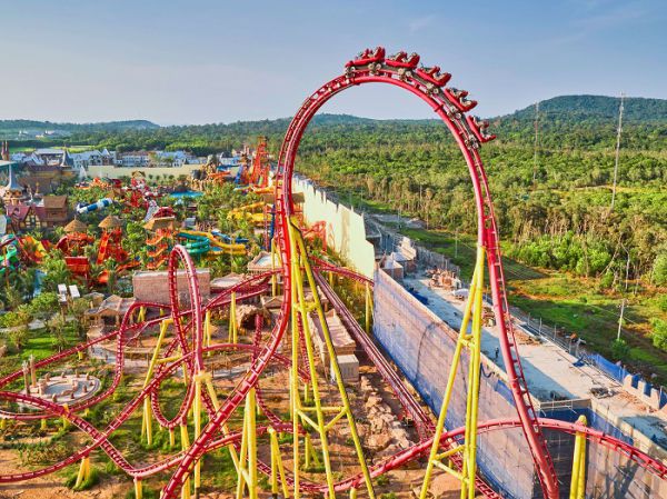 Tàu lượn siêu tốc “Cơn thịnh nộ của Zeus” VinWonders” Phú Quốc (Ảnh: Sưu tầm)