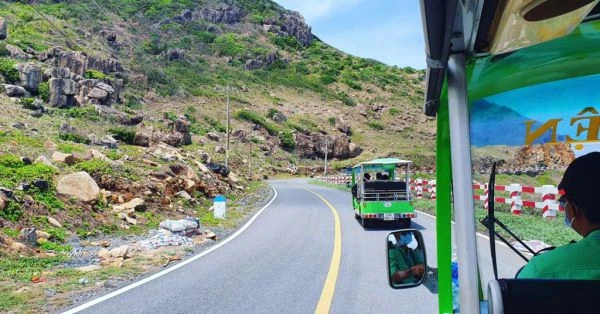 Du lịch Côn Đảo có thể thử di chuyển bằng xe điện để có trải nghiệm mới