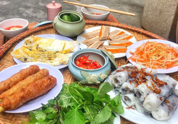 Bánh cuốn Hà Nội có topping khá đa dạng để lựa chọn.