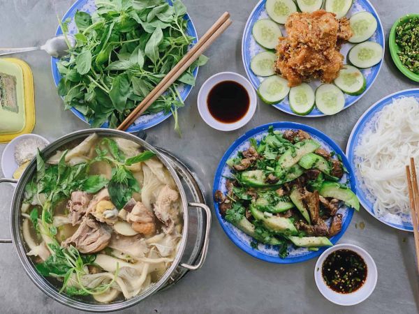 Lẩu gà lá é món ăn Đà Lạt không thể chối từ